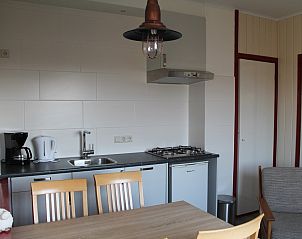 Moderne keuken in vakantiehuis Onder de vuurtoren 115, De Cocksdorp, Texel met eethoek en kookfaciliteiten.