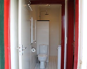 Moderne badkamer in vakantiehuis Onder de vuurtoren 115, De Cocksdorp, Texel met douche en toilet.