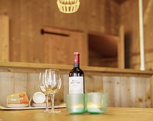 Slaapkamer met opgemaakte bedden in Sluftervallei safaritent, De Cocksdorp, Texel, Waddeneilanden.