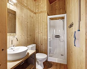 Badkamer met douche en wastafel in Sluftervallei safaritent, De Cocksdorp, Texel, Waddeneilanden.