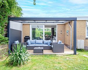 Ontspan op het terras van Bungalow Duin aan Zee Texel in het schilderachtige Bungalowpark Tamarisk, De Cocksdorp.