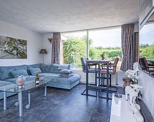 Gezellige woonkamer in Bungalow Duin aan Zee Texel, Bungalowpark Tamarisk, De Cocksdorp met veel natuurlijk licht.