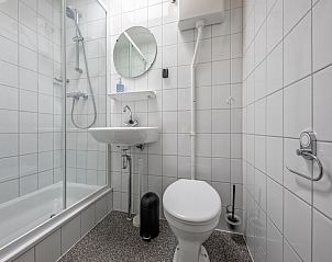 Frisse badkamer in Bungalow Duin aan Zee Texel, Bungalowpark Tamarisk, De Cocksdorp met douche en toilet.