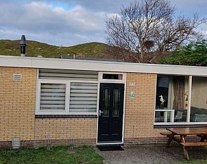 Buitenzijde van Bungalow Duin aan Zee Texel in Bungalowpark Tamarisk, De Cocksdorp omgeven door natuur.