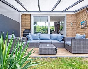 Overdekt terras van Bungalow Duin aan Zee Texel, Bungalowpark Tamarisk, De Cocksdorp voor ultieme ontspanning.