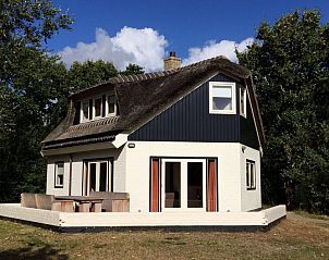 Velduil Ferienhaus in De Cocksdorp Texel mit groer Terrasse und grner Umgebung.