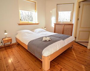 Gerumiges Schlafzimmer in Velduil Ferienhaus De Cocksdorp Texel mit viel natrlichem Licht.
