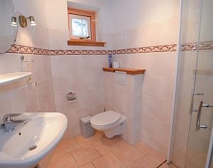 Modernes Badezimmer im Velduil Ferienhaus De Cocksdorp Texel mit Dusche und Toilette.