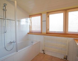 Luxurises Badezimmer mit Badewanne im Velduil Ferienhaus De Cocksdorp Texel fr ultimative Entspannung.