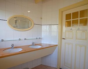 Stilvolles Badezimmer mit Doppelwaschbecken im Ferienhaus Velduil De Cocksdorp Texel.