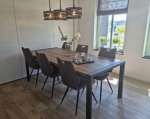 Esszimmer mit viel Licht im Ferienhaus De Muy, De Cocksdorp, Texel.