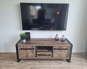 Vacation home De Slufter in De Cocksdorp, Texel offers a stylish TV corner for relaxation and entertainment.