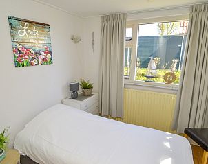 Single bedroom in Duinviooltje vacation home, De Cocksdorp, Texel overlooking the garden.