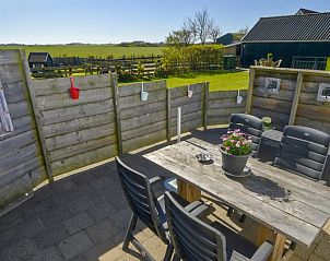 Sunny terrace overlooking the fields at Duinviooltje vacation home, De Cocksdorp, Texel.