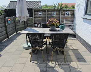 Cozy terrace with parasol at Duinviooltje vacation home, De Cocksdorp, Texel.