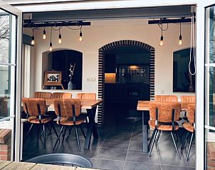 Ruime eetkamer met openslaande deuren in Vakantiehuis De Muy, De Cocksdorp, Texel voor gezellige diners.