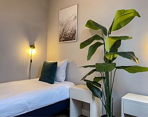 Sfeervolle slaapkamer met groen accent in Vakantiehuis De Muy, De Cocksdorp, Texel voor een ontspannen verblijf.