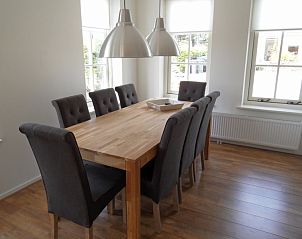 Esszimmer im Typ 7 - 2107 Ferienhaus De Cocksdorp Texel mit Holztisch und stilvollen Sthlen.