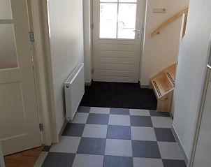 Eingang zum Ferienhaus Typ 7 - 2107 De Cocksdorp Texel mit stilvollem Fliesenboden und Treppenhaus.