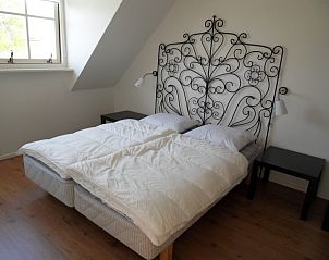 Zweites Schlafzimmer in Typ 7 - 2107 Ferienhaus De Cocksdorp Texel mit dekorativem Kopfteil.