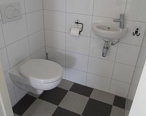 Kompakte Toilette in Typ 7 - 2107 Ferienhaus De Cocksdorp Texel mit moderner Einrichtung.