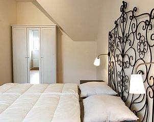 Ruime slaapkamer met decoratief bedframe in vakantiehuis Type 8 - 2108, De Cocksdorp, Texel.