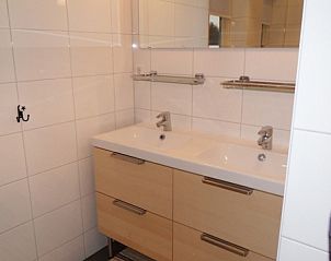 Moderne wastafel met dubbele spoelbak in Type 8 - 2108 vakantiehuis, De Cocksdorp, Texel.