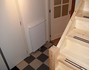 Houten trap en hal in vakantiehuis Type 8 - 2108, De Cocksdorp, Texel, met stijlvolle afwerking.