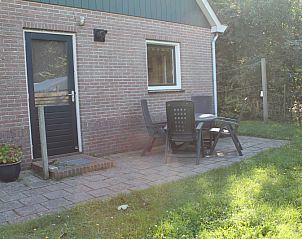 Terras van Duin-/vuurtorenzicht vrijstaand vakantiehuis in De Cocksdorp, Texel met tuinstoelen en tafel.