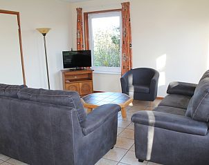 Gezellige woonkamer van Duin-/vuurtorenzicht vrijstaand vakantiehuis in De Cocksdorp, Texel met comfortabele banken.