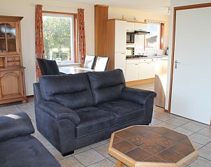 Open keuken en eetruimte in Duin-/vuurtorenzicht vrijstaand vakantiehuis in De Cocksdorp, Texel met veel daglicht.