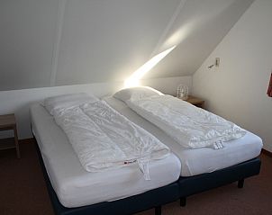 Slaapkamer met twee eenpersoonsbedden in Duin-/vuurtorenzicht vrijstaand vakantiehuis in De Cocksdorp, Texel.