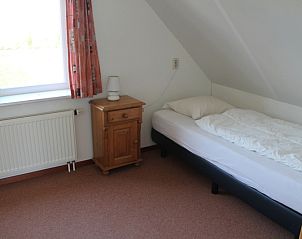 Knusse slaapkamer met eenpersoonsbed in Duin-/vuurtorenzicht vrijstaand vakantiehuis in De Cocksdorp, Texel.