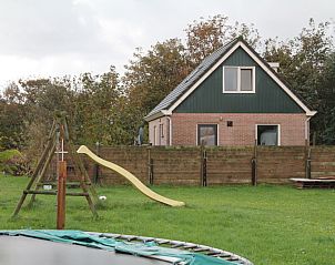 Ruime tuin met speeltoestellen bij Duin-/vuurtorenzicht vrijstaand vakantiehuis in De Cocksdorp, Texel.
