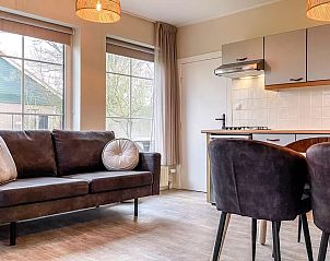 Gezellige woonkamer Vakantiehuis Hogezandskil in De Cocksdorp op Texel met comfortabele bank en grote ramen.