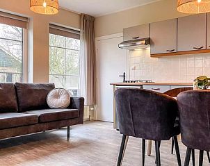 Moderne keuken Vakantiehuis Hogezandskil, De Cocksdorp, Texel met eethoek en stijlvolle inrichting.