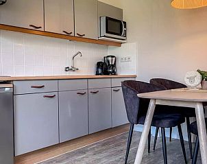 Functionele keuken Vakantiehuis Hogezandskil, Texel met moderne apparatuur en gezellige eethoek.