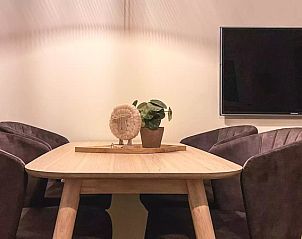 Stijlvolle eetkamer Vakantiehuis Hogezandskil, De Cocksdorp, Texel met houten tafel en comfortabele stoelen.