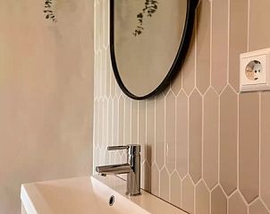 Stijlvolle badkamer Vakantiehuis Hogezandskil, De Cocksdorp, Texel met moderne wastafel en spiegel.