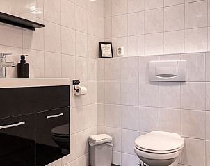 Frisse badkamer in Vakantiehuis De Roggesloot, De Cocksdorp, Texel met moderne voorzieningen.