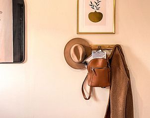 Stijlvolle entree in Vakantiehuis De Roggesloot, De Cocksdorp, Texel met kunst aan de muur.