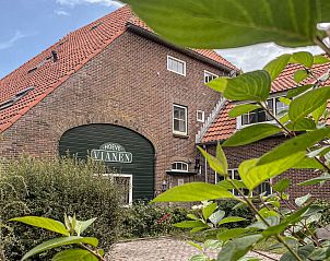 Ferienhaus De Slufter in De Cocksdorp Texel mit schner Backsteinfassade und grnem Garten.