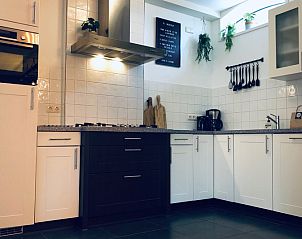 Voll ausgestattete Kche im Ferienhaus De Slufter, De Cocksdorp Texel mit modernen Gerten und weier Einrichtung.