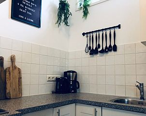 Kchenzeile im Ferienhaus De Slufter, De Cocksdorp Texel mit stilvollem Dekor und praktischer Einrichtung.