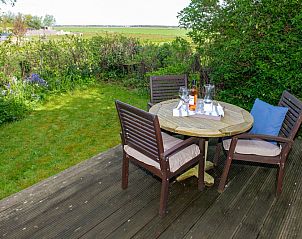 Knus terras met uitzicht op natuur bij Het Wulpenlied vakantiehuis in De Cocksdorp Texel.