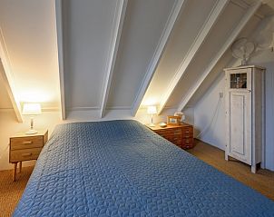 Comfortabele slaapkamer in Het Wulpenlied vakantiehuis in De Cocksdorp Texel met rustieke inrichting.