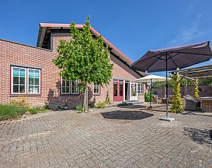Vakantiehuis Paal 86 in De Cocksdorp, Texel met zonnig terras en parasols.