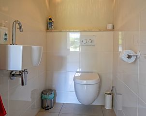 Compact toilet in Vakantiehuis Paal 86, De Cocksdorp, Texel met moderne voorzieningen.