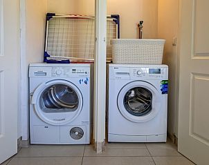 Handige wasruimte met wasmachine en droger in Vakantiehuis Paal 86, Texel.