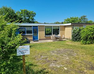 Bungalow 174 op Texel met gezellige buitenruimte en terras bij Bungalowpark Tamarisk in De Cocksdorp.